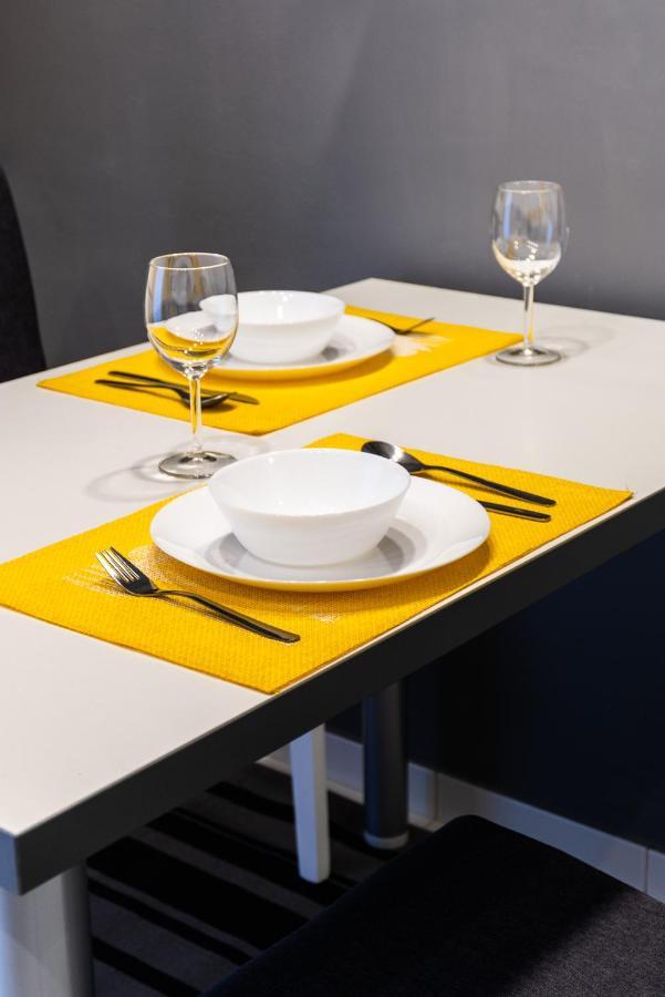 Black & Yellow Centrally Located Studio 노비사드 외부 사진